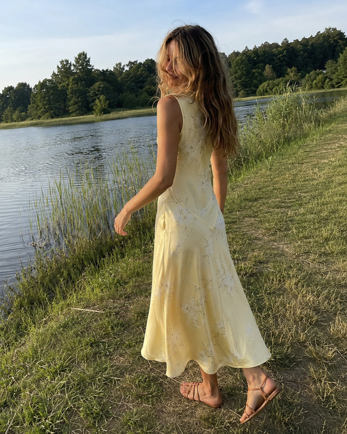 Midikleid aus Seide in A-Linie mit Blumendruck