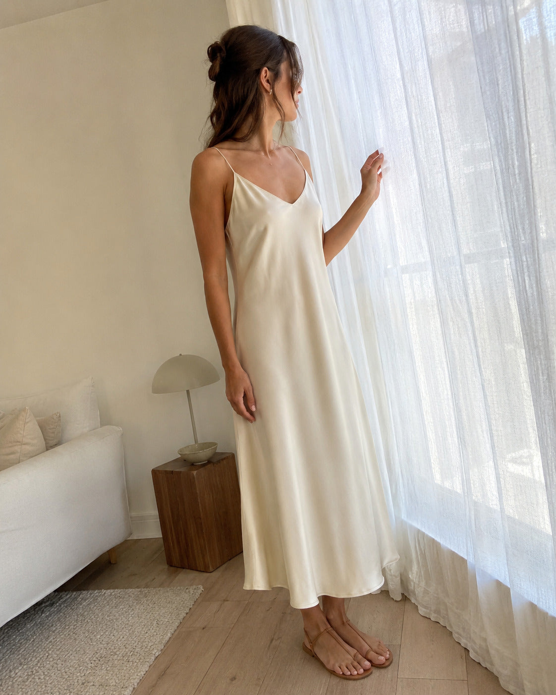 Midikleid aus Seide mit schmalen Trägern